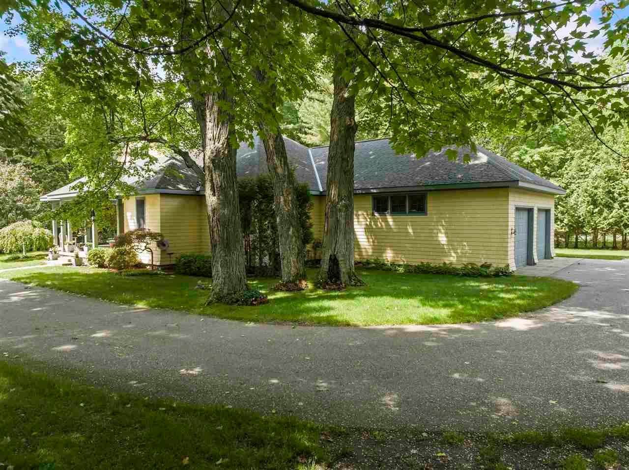 36. Single Family Homes for Sale at 301 Easy Street Harbor Springs, Michigan 49740 United States