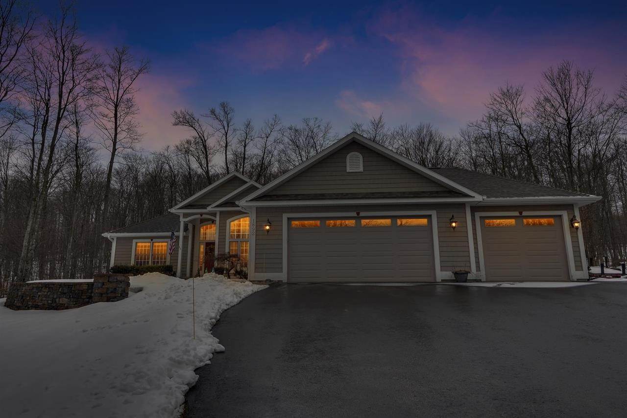 24. Single Family Homes for Sale at 1892 Chapel Hill Drive Petoskey, Michigan 49770 United States