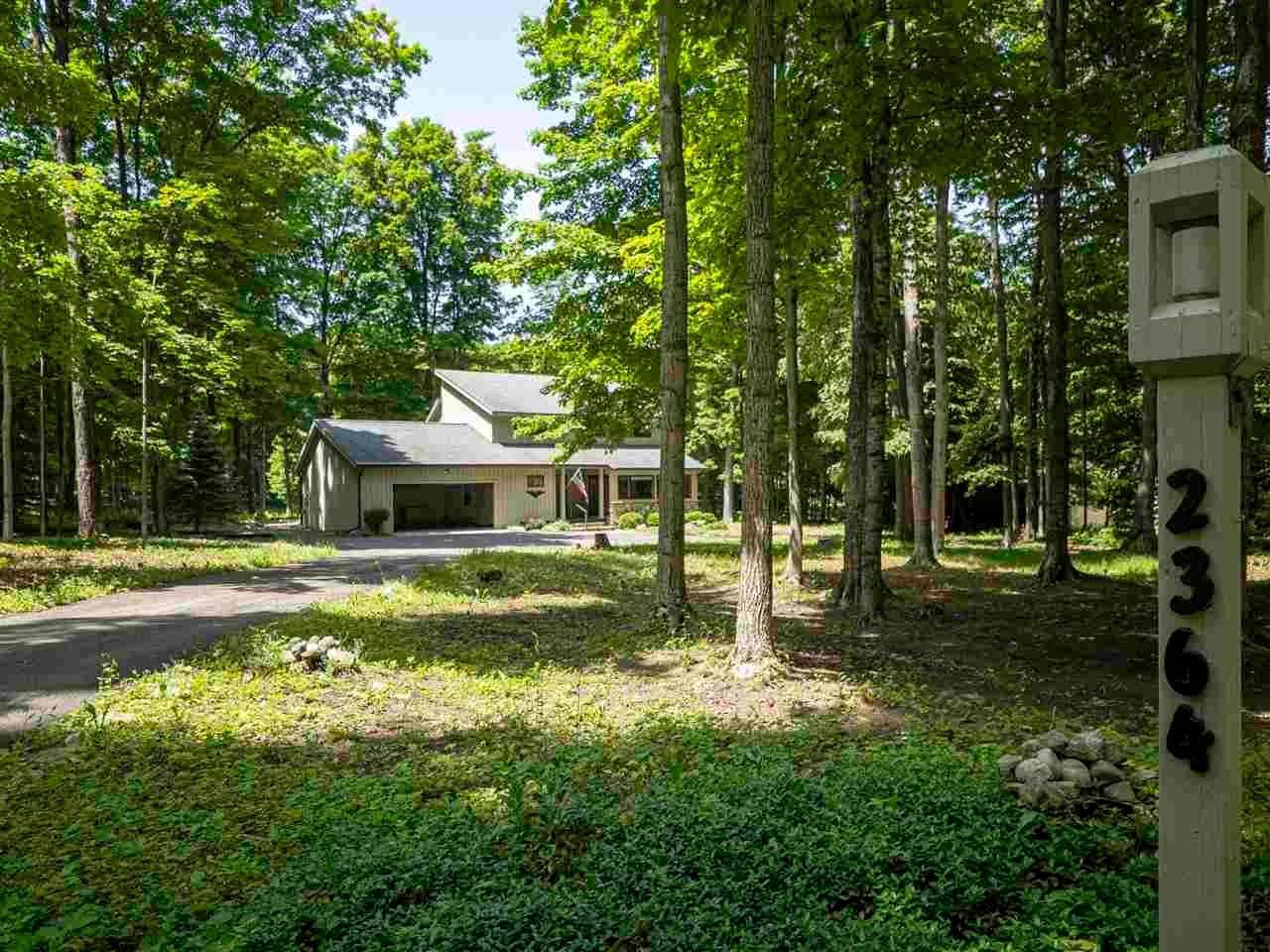 28. Single Family Homes for Sale at 2364 Pinecrest Harbor Springs, Michigan 49740 United States