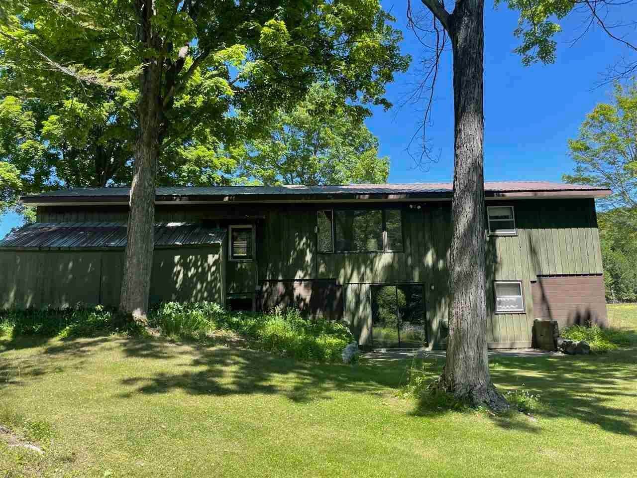 6. Single Family Homes for Sale at 1255 Fall Park Road Boyne City, Michigan 49712 United States