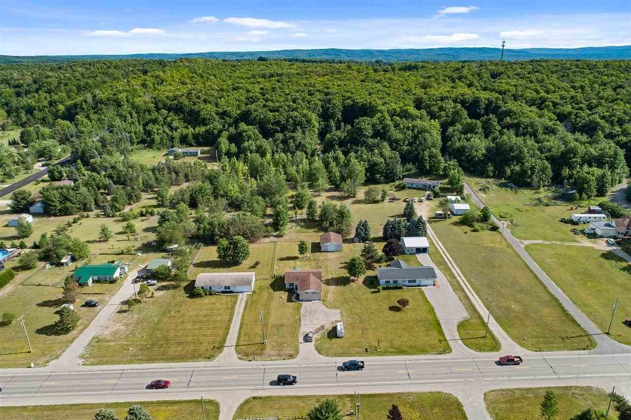 37. Single Family Homes for Sale at 7880 M-68 Highway Alanson, Michigan 49706 United States