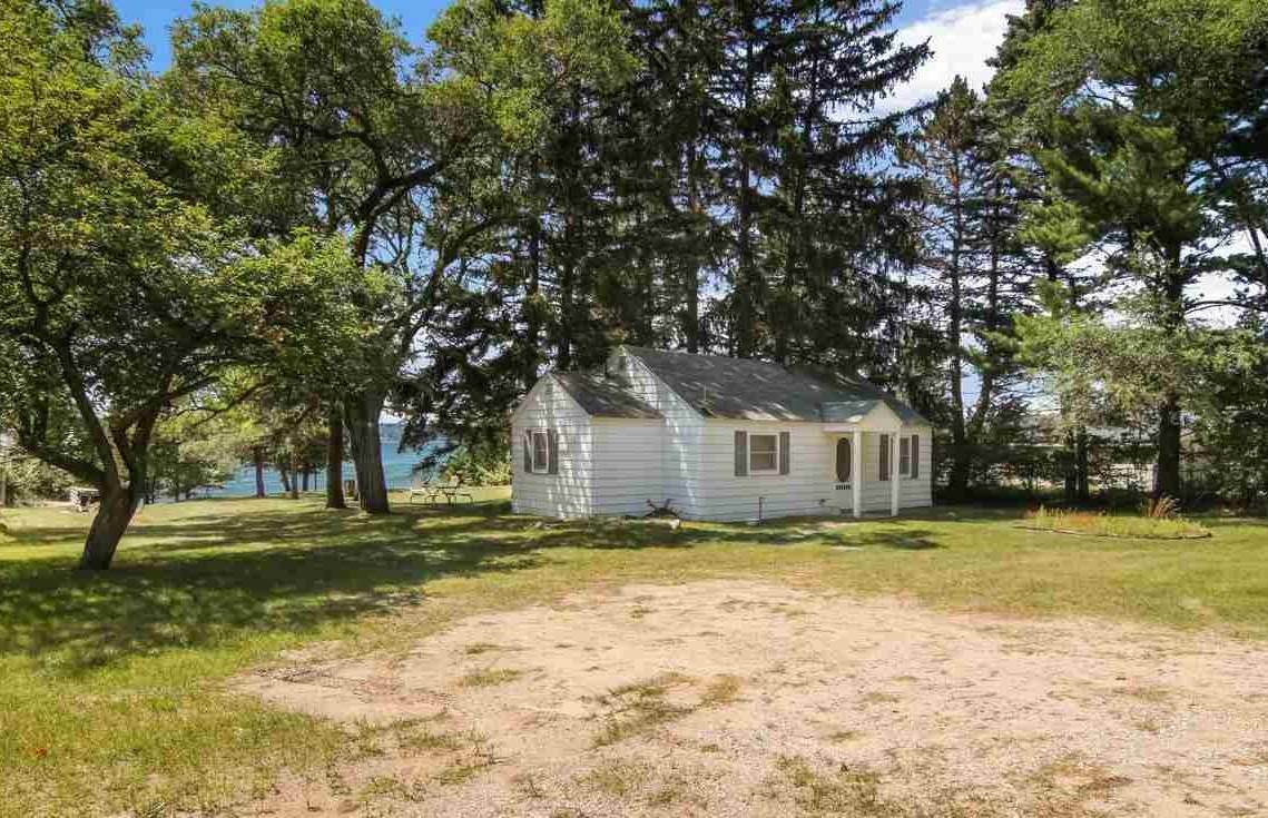 12. Single Family Homes for Sale at 5488 S East Torch Lake Drive Bellaire, Michigan 49615 United States