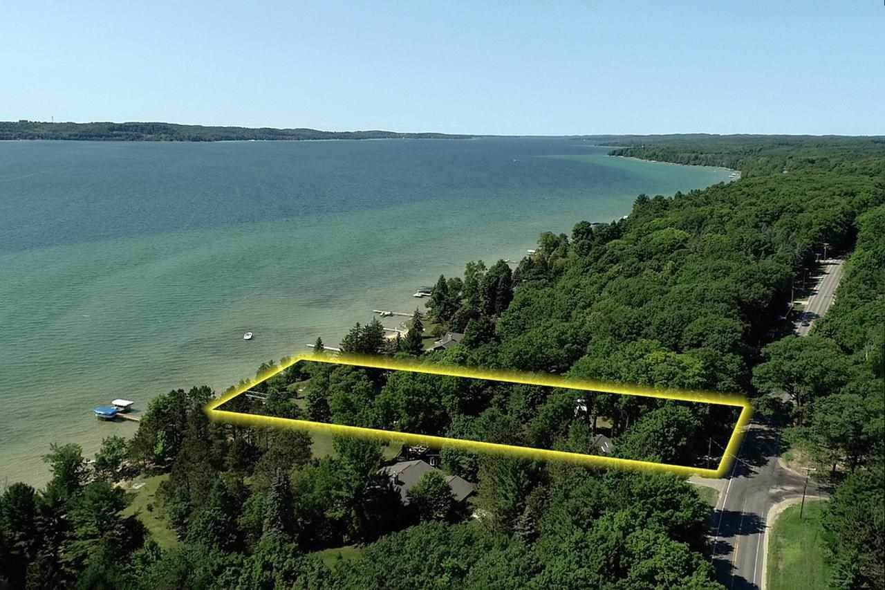 14. Single Family Homes for Sale at 5488 S East Torch Lake Drive Bellaire, Michigan 49615 United States