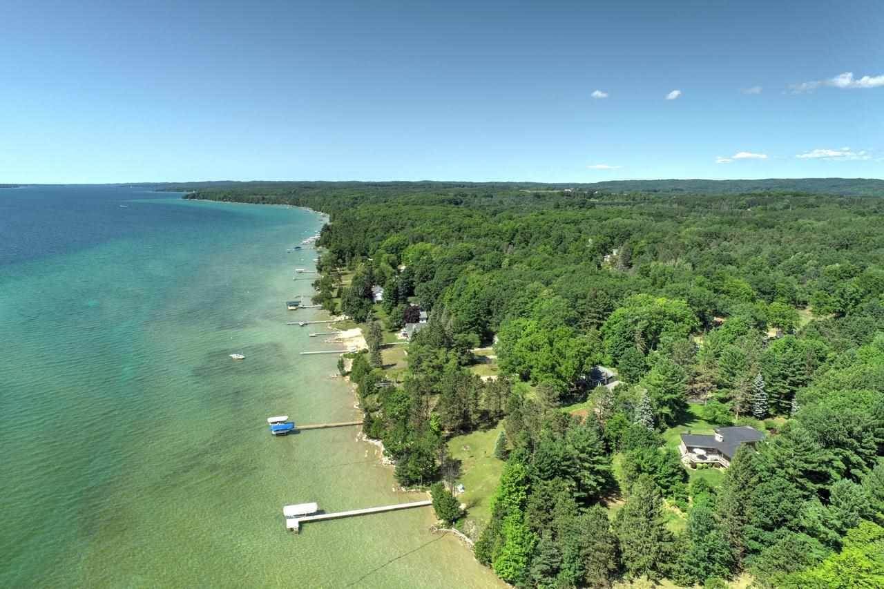 42. Single Family Homes for Sale at 5488 S East Torch Lake Drive Bellaire, Michigan 49615 United States