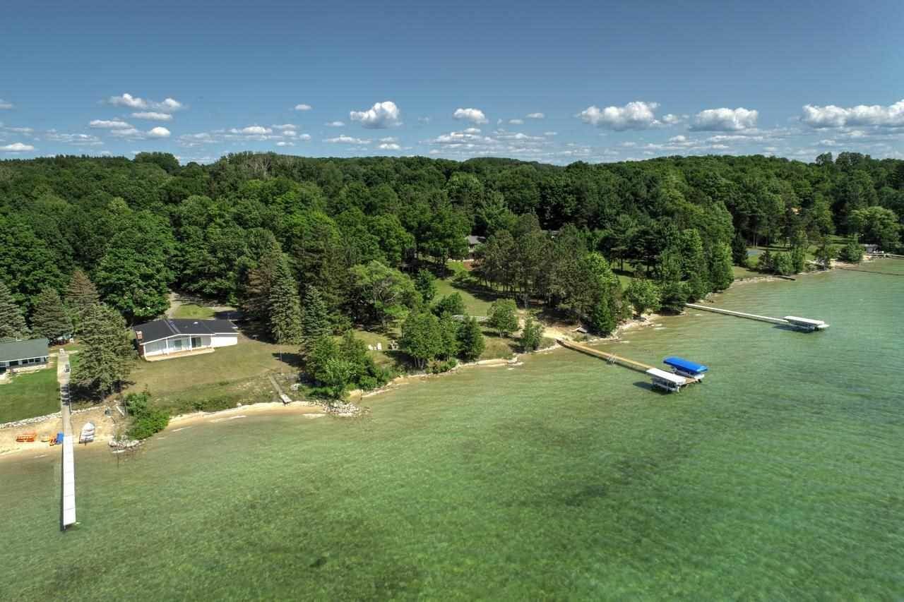 44. Single Family Homes for Sale at 5488 S East Torch Lake Drive Bellaire, Michigan 49615 United States