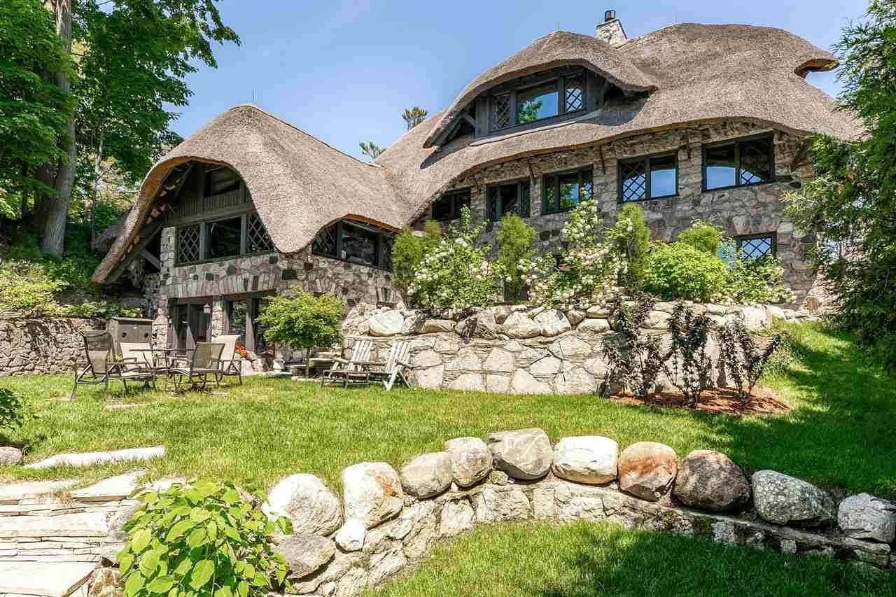 9. Single Family Homes for Sale at 304 Park Avenue Charlevoix, Michigan 49720 United States