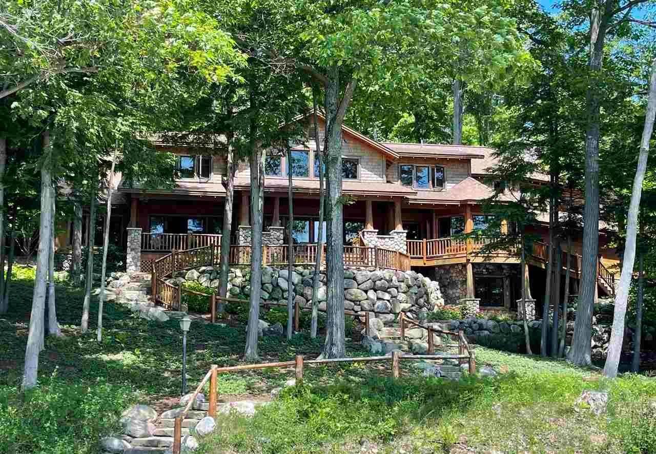 25. Single Family Homes for Sale at 6222 Lake Grove Road Petoskey, Michigan 49770 United States