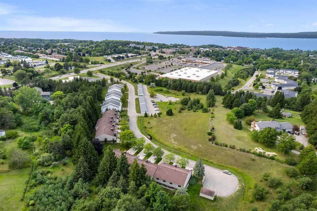 30. Single Family Homes for Sale at 1287 La Chaumiere Drive Petoskey, Michigan 49770 United States