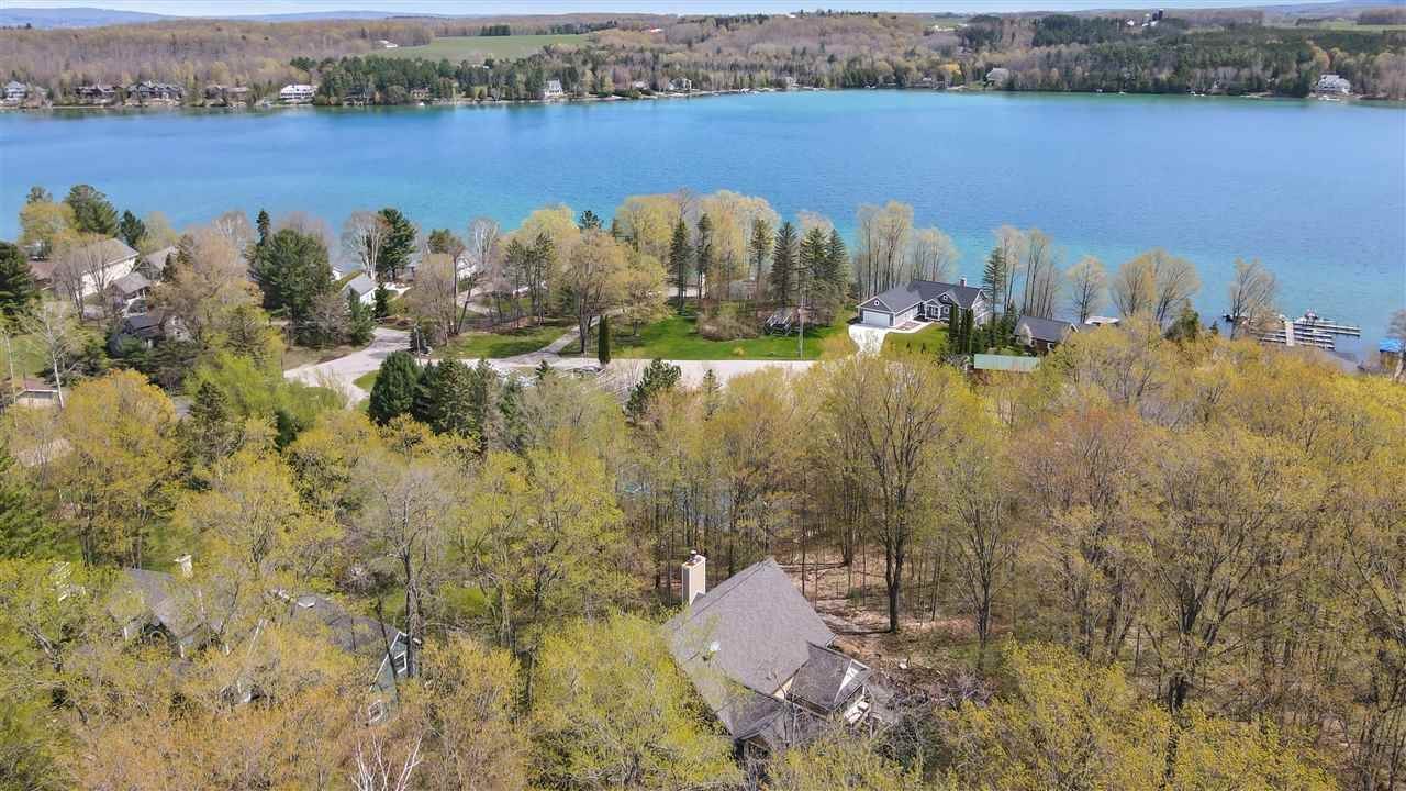 37. Single Family Homes for Sale at 8420 Bear Cove Lane Petoskey, Michigan 49770 United States