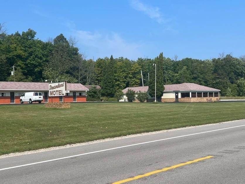4. Commercial for Sale at 1520 W US HWY 2 Gulliver, Michigan 49840 United States