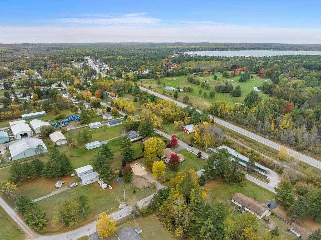 6. Single Family Homes for Sale at 2919 Gratiot Road Indian River, Michigan 49749 United States