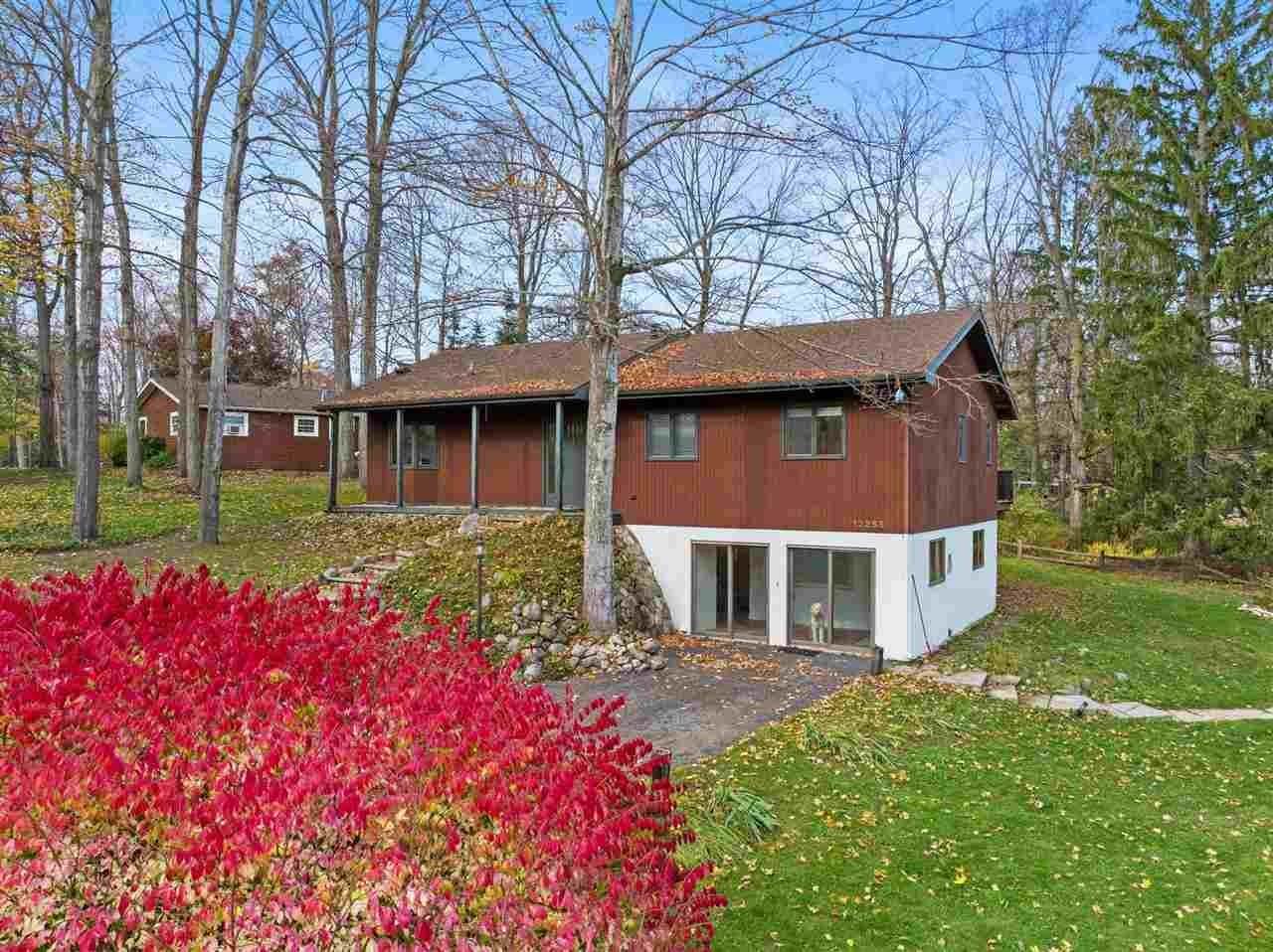 27. Single Family Homes for Sale at 12255 Arbutus Avenue Charlevoix, Michigan 49720 United States