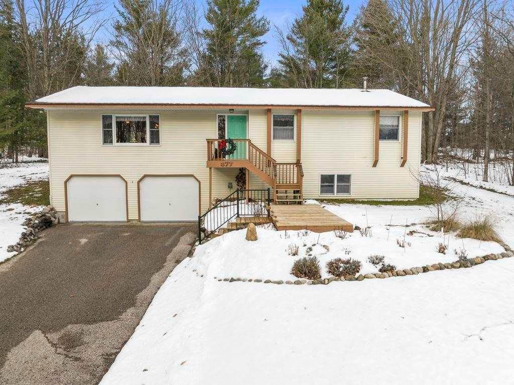 38. Single Family Homes for Sale at 877 Woodview Drive Harbor Springs, Michigan 49740 United States