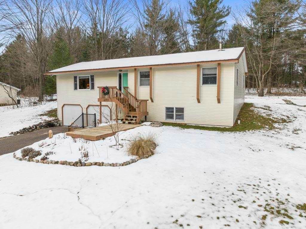 39. Single Family Homes for Sale at 877 Woodview Drive Harbor Springs, Michigan 49740 United States
