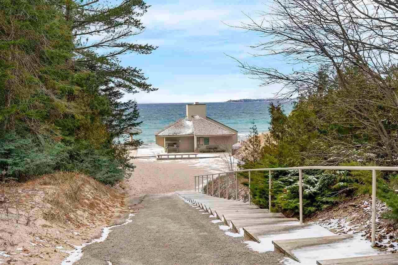 30. Single Family Homes for Sale at 2755 Harbor-Petoskey Road Harbor Springs, Michigan 49740 United States