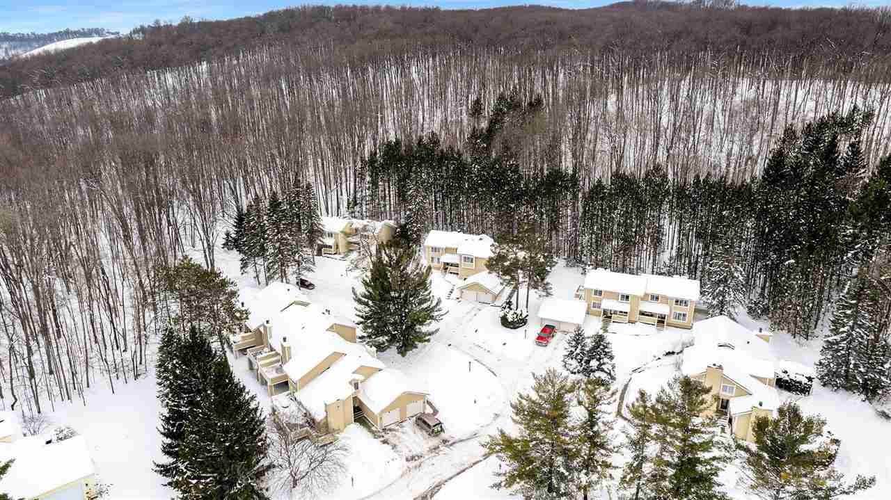 28. Single Family Homes for Sale at 4722 Camelot Drive Harbor Springs, Michigan 49740 United States