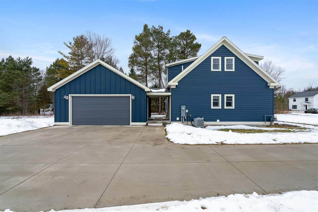 42. Single Family Homes for Sale at 1035 Woodridge Drive Petoskey, Michigan 49770 United States