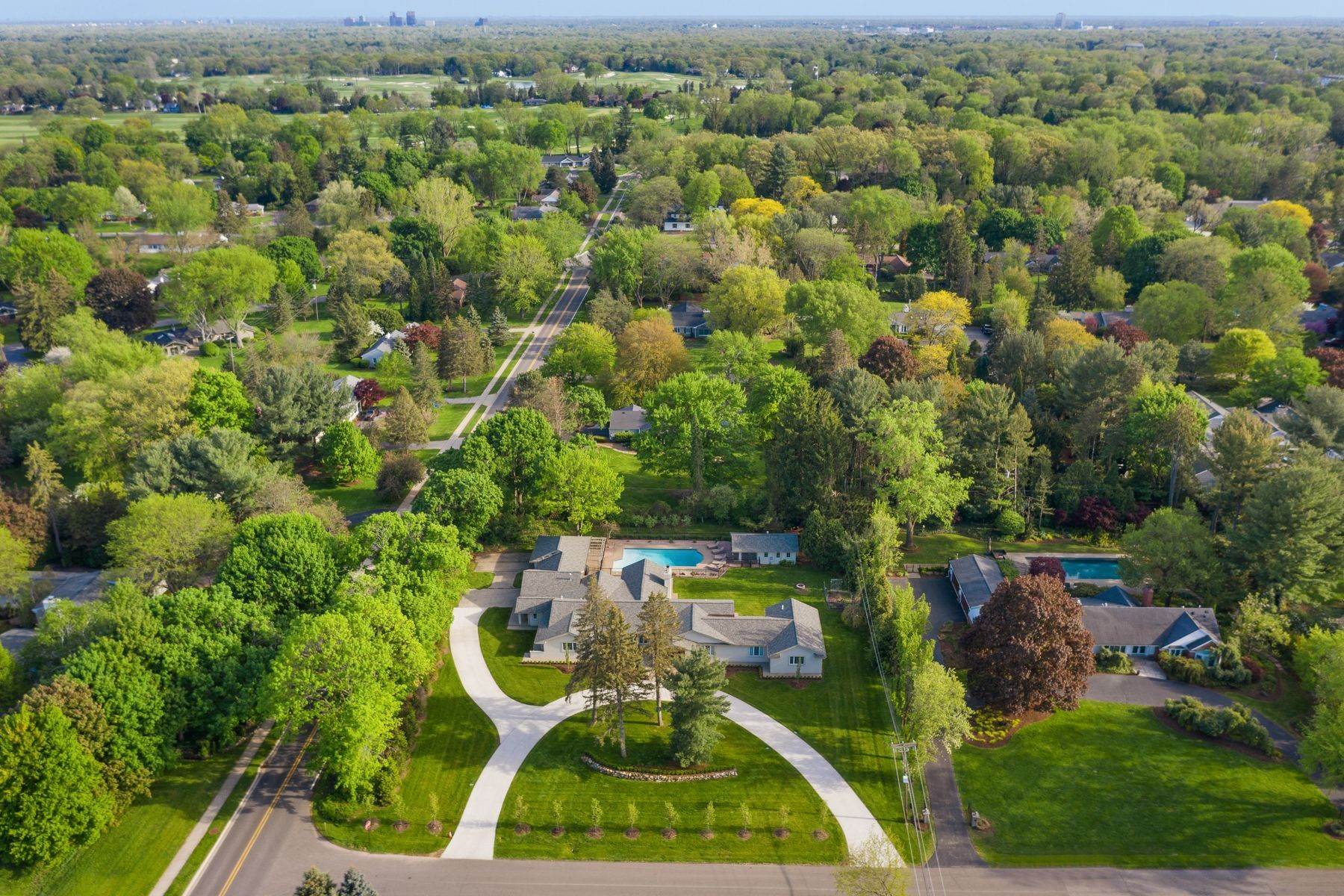 50. Single Family Homes for Sale at Bloomfield Hills 5741 Snowshoe Circle Bloomfield Hills, Michigan 48301 United States