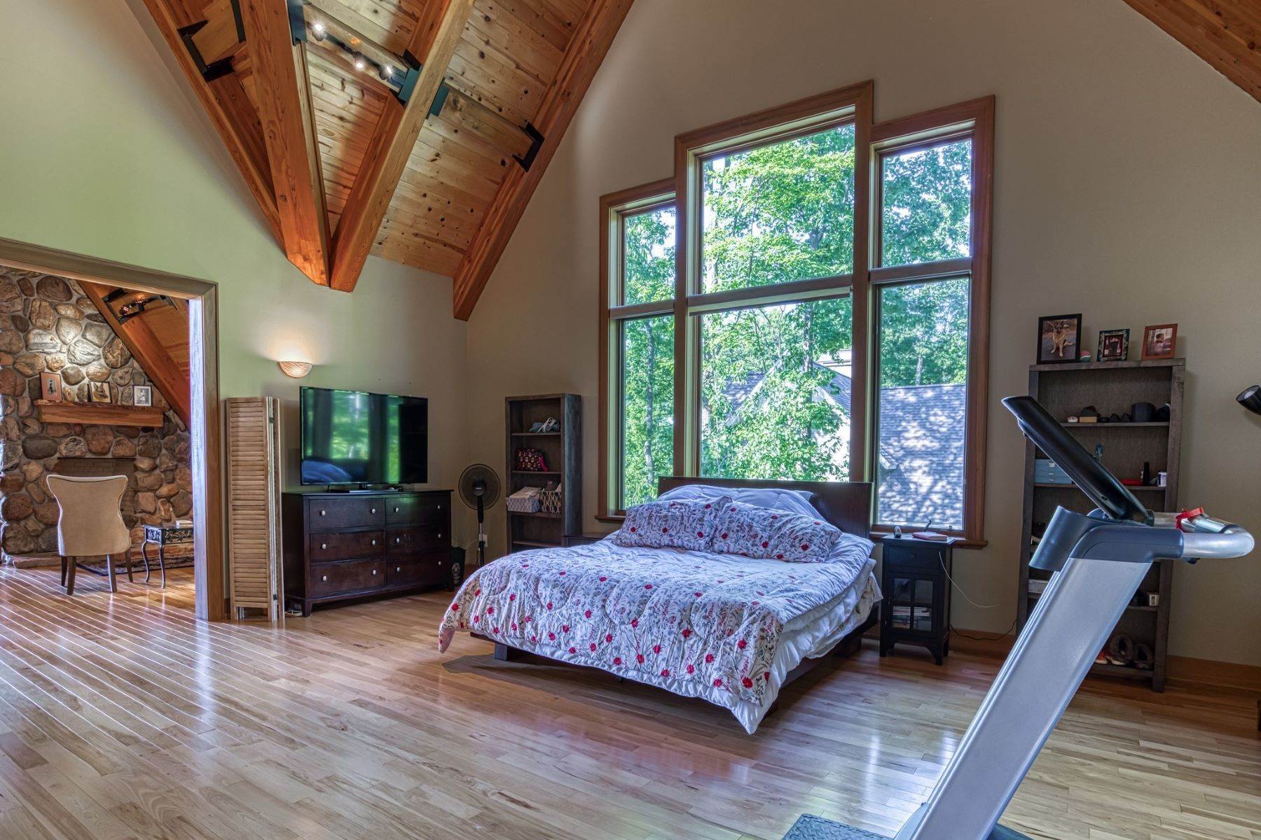 23. Single Family Homes for Sale at Custom log home in a gated Summerhill development 11149 Summerhill Way Charlevoix, Michigan 49720 United States
