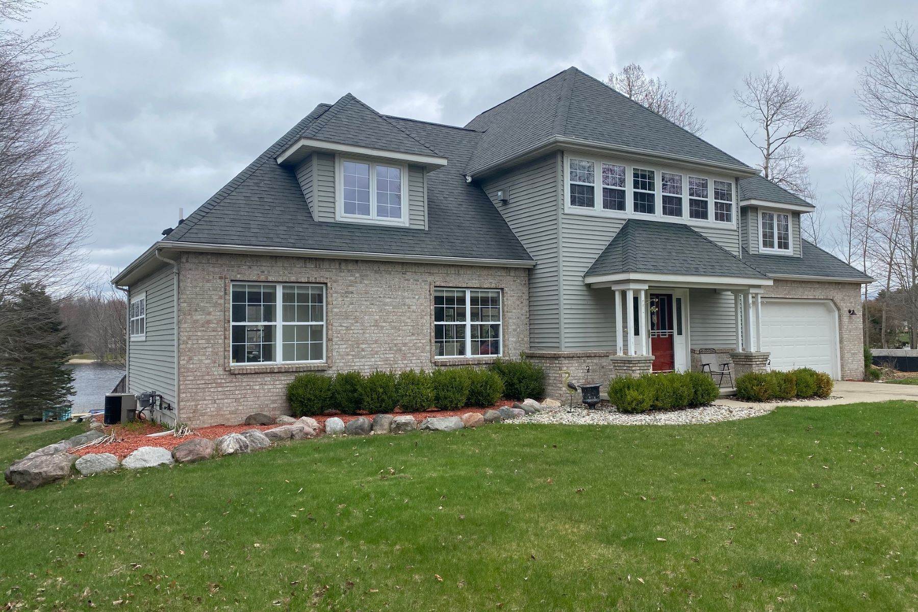 19. Single Family Homes for Sale at Majestic Contemporary Home with 100 feet of waterfront 9832 Fawn Lake Drive Stanwood, Michigan 49346 United States