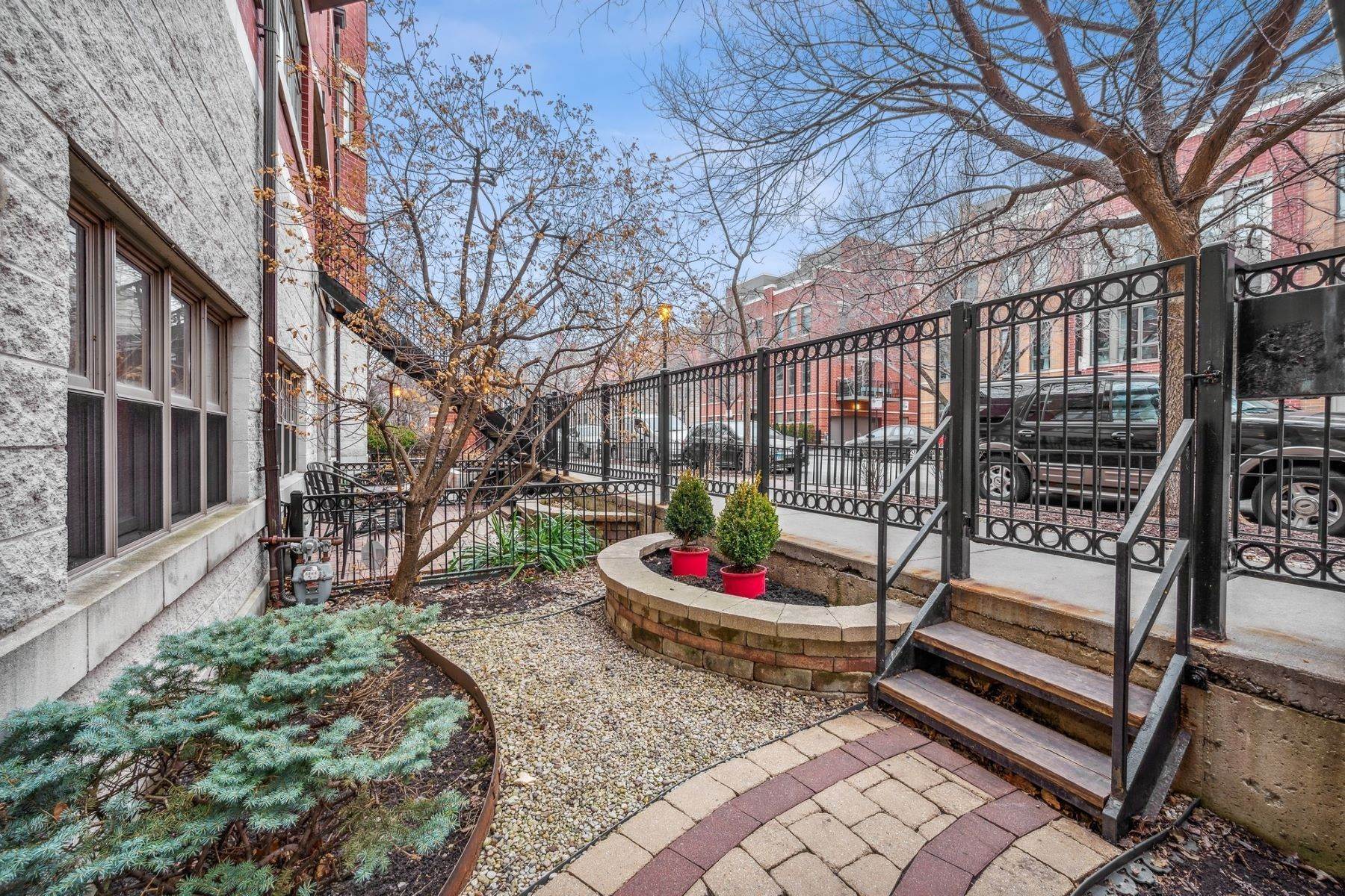 2. Single Family Homes for Sale at Prairie District townhome 1727 S Prairie Avenue Chicago, Illinois 60616 United States